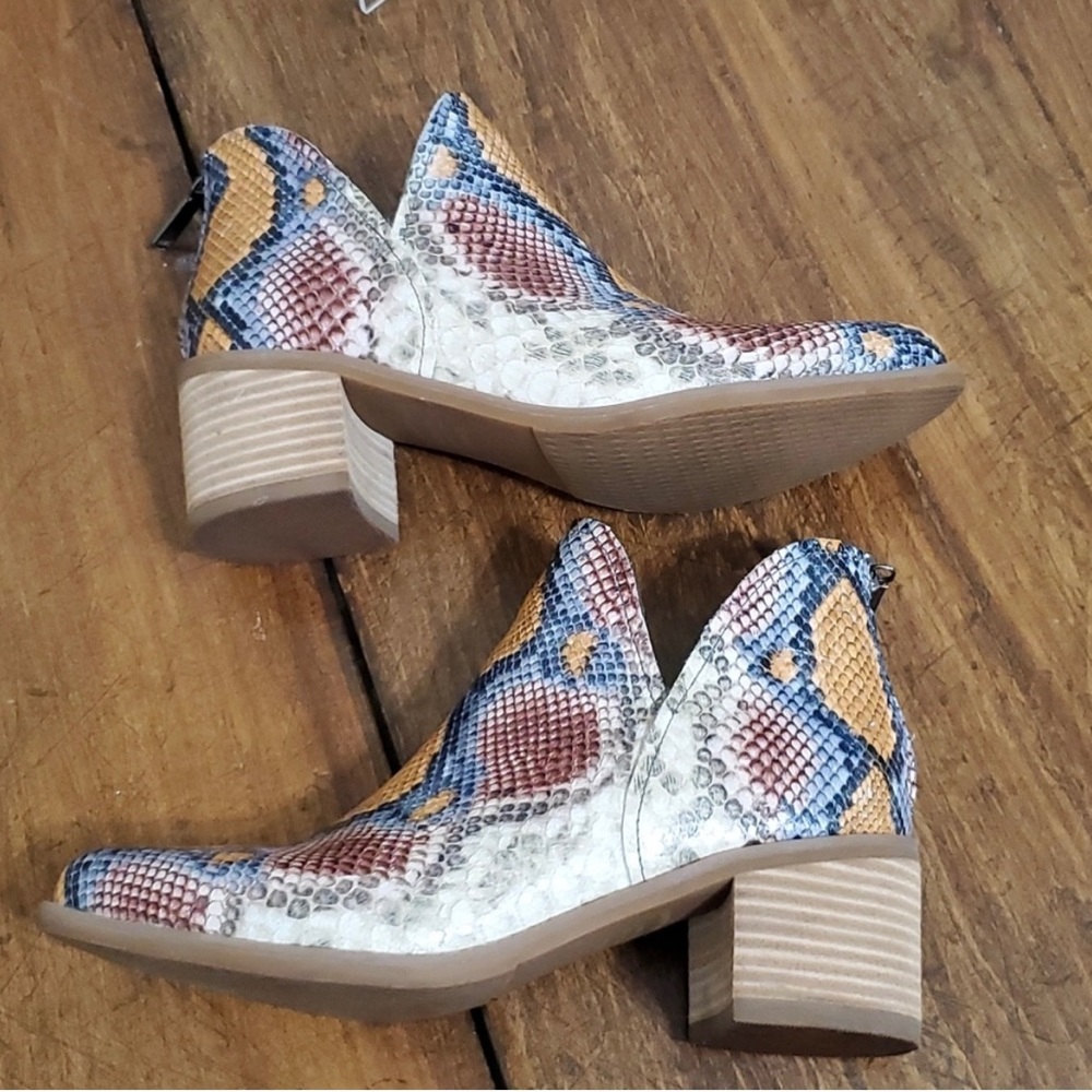 Blondo Waterproof Snake Pattern Ankle
Boots 8M